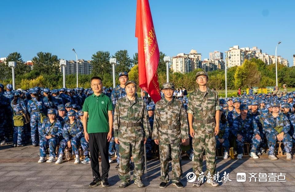 迎接朝阳，青春正燃！烟台大学举行新生军训拉练活动(烟台大学军训视频)